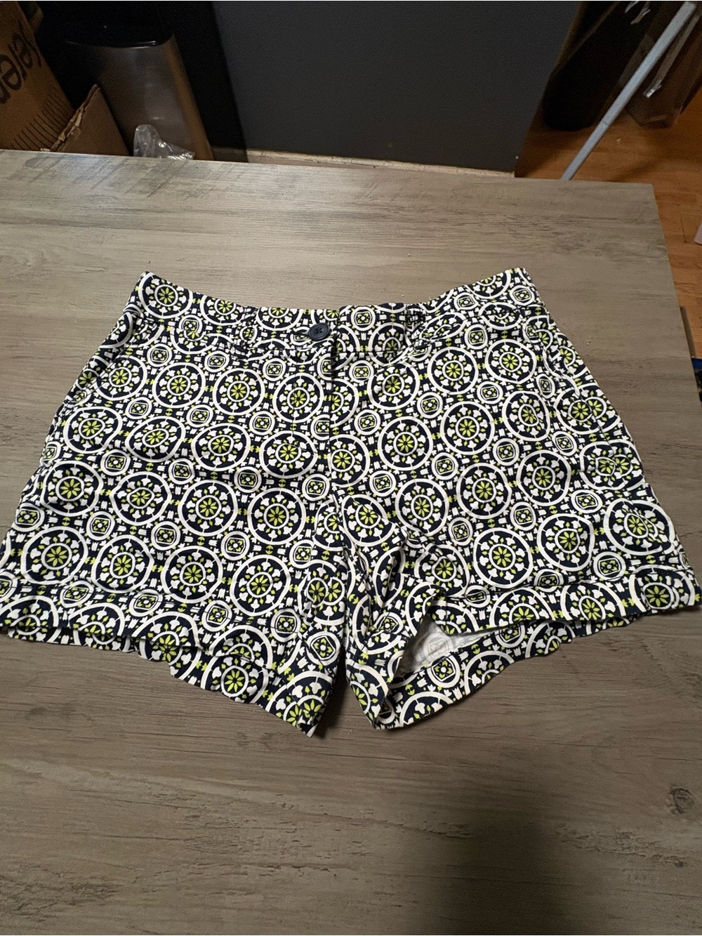 crown & ivy Black, White and Lime Green Patterned Shorts size 6p